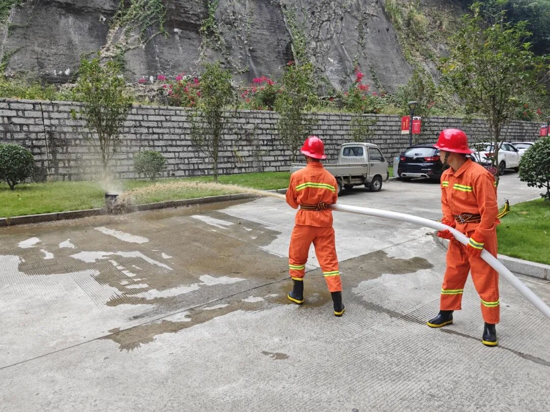 筑牢安全防线 守护平安校园——我校开展2025年秋季学期消防实操演练