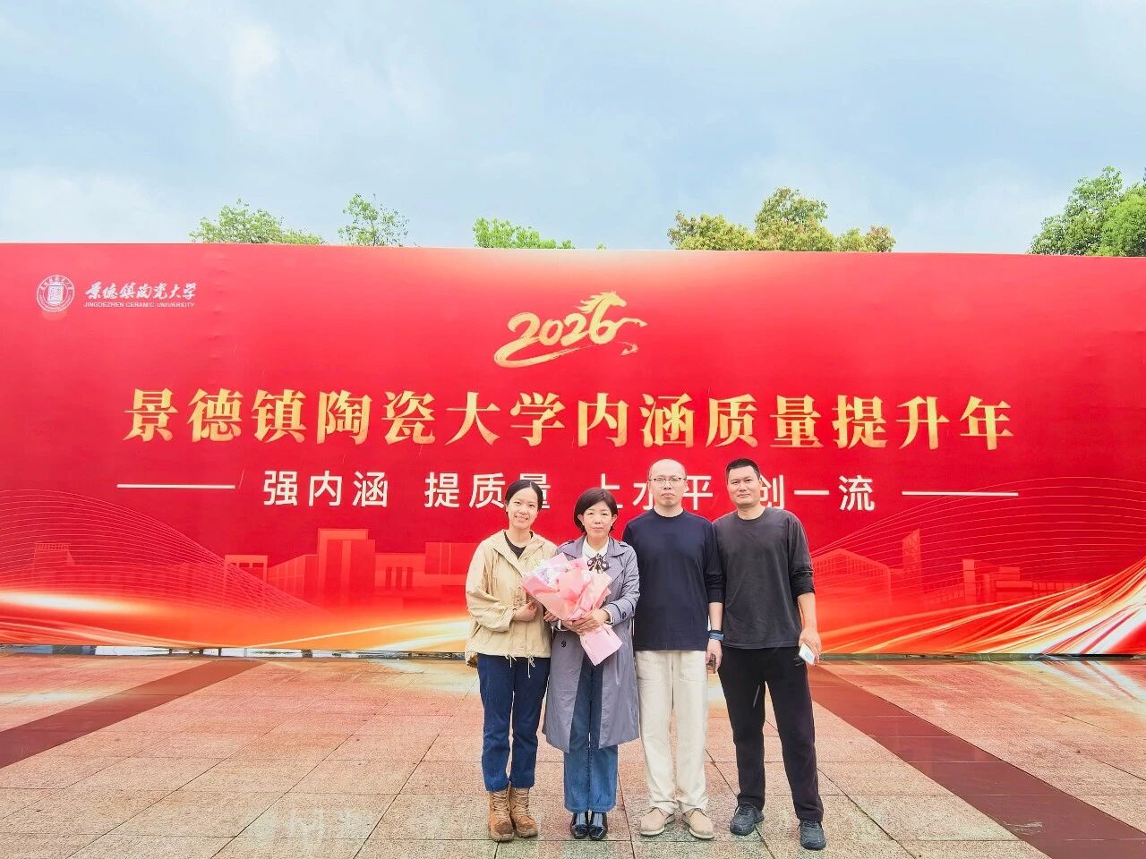 ��У��ʦ��������չ�����������Ĵ��ںϿ������